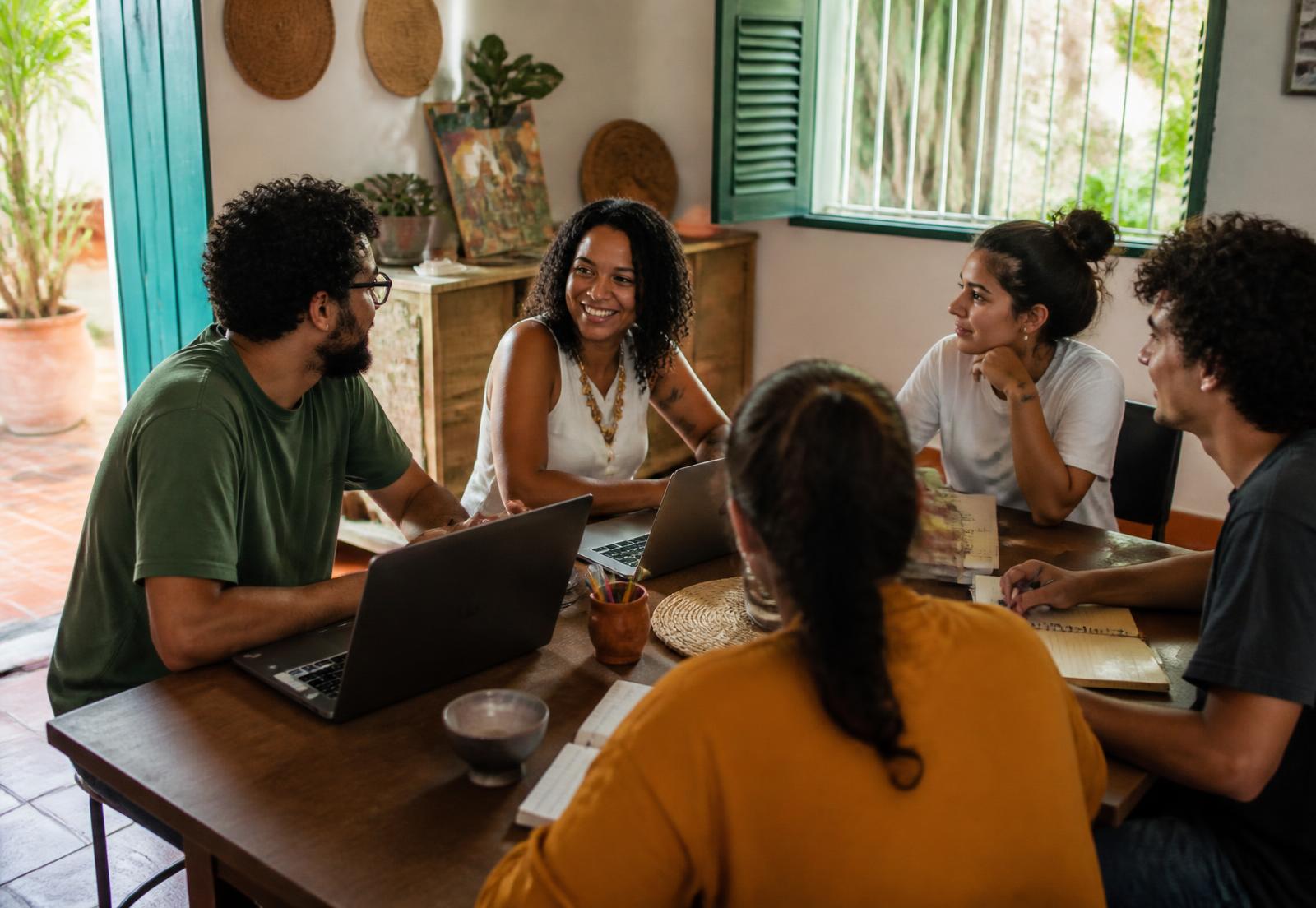 Equipe de uma organização social reunida em torno de uma mesa